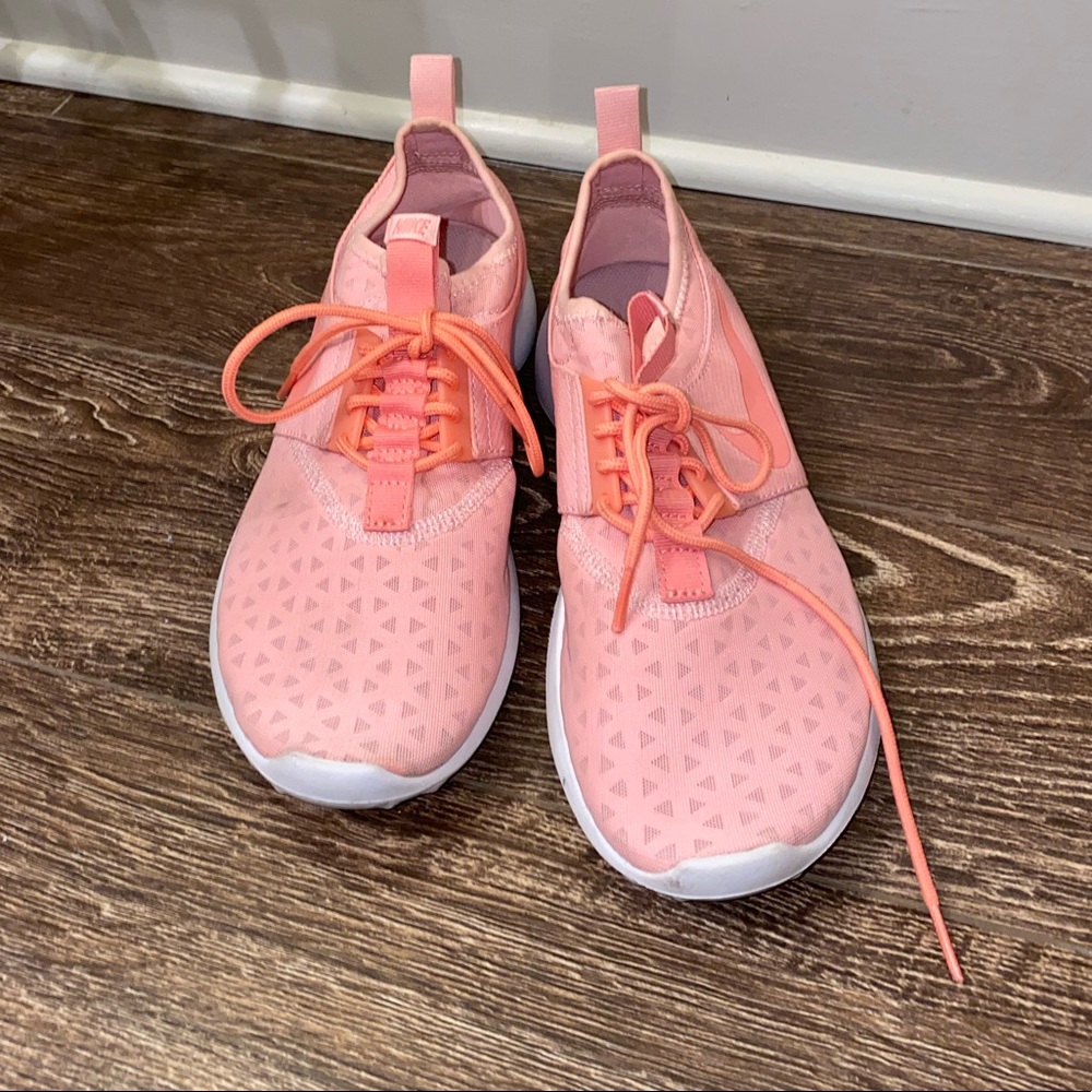 Nike Women’s Juvenate Running Shoes sz 8
